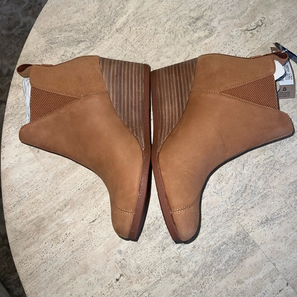 NEW TOMS Kelsey Wedge Pull On Booties Ankle Suede Pull Tab Cognac Tan Size 7 - Picture 3 of 11